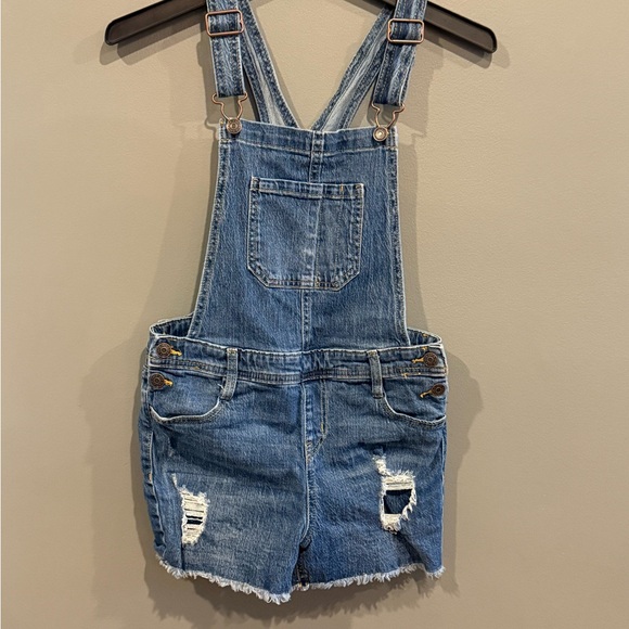 *GENTLY WORN* Girls' Cat & Jack Size L (10/12) Denim Shortalls - Distressed Wash - Picture 1 of 9